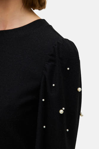 Robe noire avec manches longues de VERO MODA, ornée de perles sur la manche.