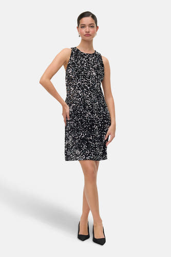 Robe noire zébrée de VERO MODA®, avec paillettes et une ceinture décorative sur le dos.