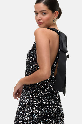Robe sans manches noire de VERO MODA, avec des strass et une grande cele noire sur le dos.