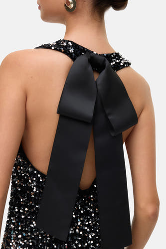 Robe sans manches noire de VERO MODA® avec paillettes et une grande cele noire sur le dos.