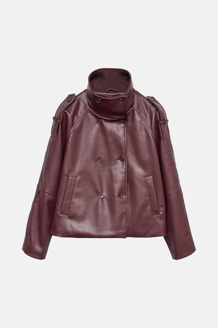 Manteau court marron de VERO MODA, avec une fermeture à double boutonnage et un col haut.