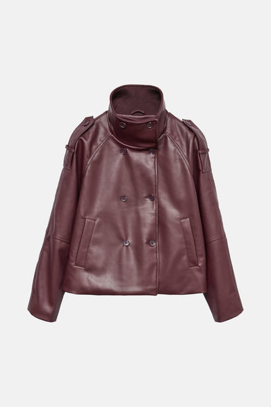 Manteau court marron de VERO MODA, avec une fermeture à double boutonnage et un col haut.