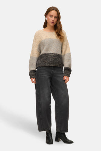Gilet beige avec col rond de Vero Moda, avec des rayures horizontales et un jean décontracté.