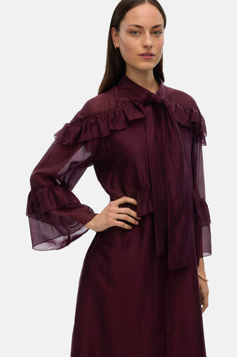 Robe noire avec manches longues de VERO MODA®, dotée de volants et d'un nœud autour du cou.