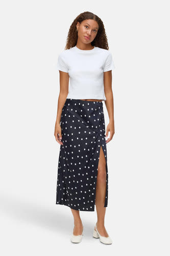 Robe longue noire de VERO MODA, avec des taches blanches et une fente sur le côté.