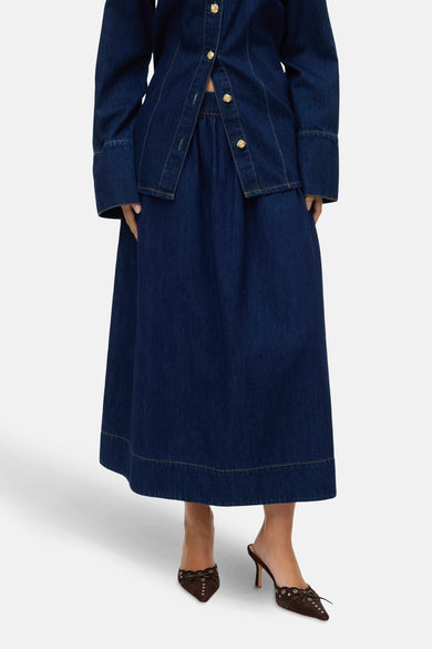 Jupe longue bleu marine en denim de VERO MODA, avec des boutons contrastés le le bas.