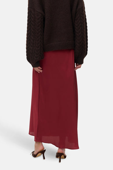 Robe rouge de Vero Moda avec une texture lisse et une coupe décontractée.