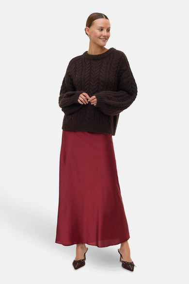 Robe rouge de VERO MODA, associée à une chemise marron et des chaussures marron.