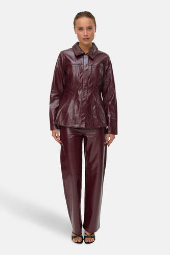 Pantalon Bordeaux de VERO MODA, porté avec une veste coordonnée et des sandales ouvertes.