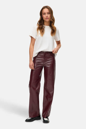 Jean de Bordeaux de VERO MODA, associé à un T-shirt blanc et des chaussures noires.