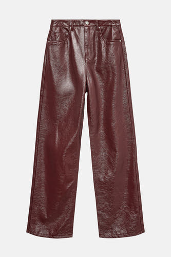 Pantalon de couleur bordeaux en cuir imitation de VERO MODA®, avec des jambes larges et des poches.