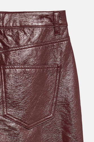 Pantalon Bordeaux de VERO MODA, avec une texture en cuir brillante et des poches arrière visibles.