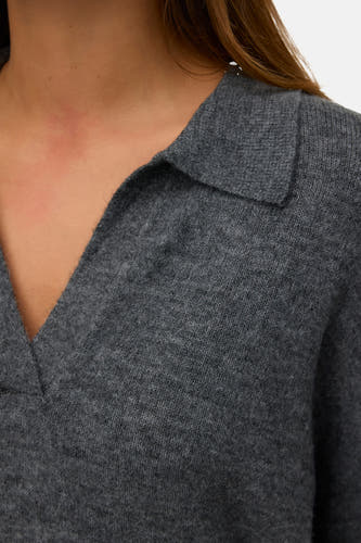 Sweat-shirt gris à col V de Vero Moda, avec un col polo et une texture douce.