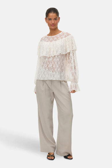 Blouse blanche à longues manches de VERO MODA®, avec des détails bordés et des plis.