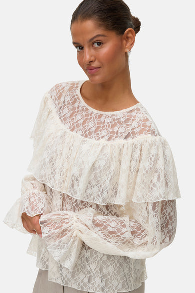 Blouse blanche à longues manches de VERO MODA, avec des détails bordés et des plis.