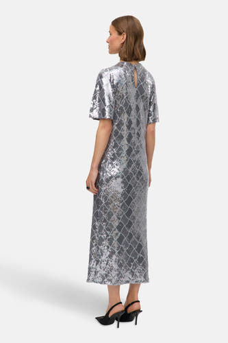 Robe d'argent avec des manches courtes de Vero Moda, avec un motif frappant et des bottes noires assorties.