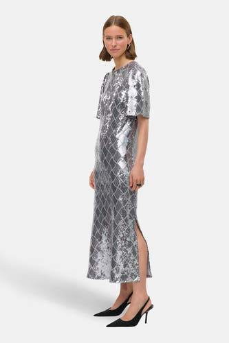 Robe d'argent avec des manches courtes de VERO MODA®, dotée de volants dans un motif à carreaux et une fente, en vue de dos.