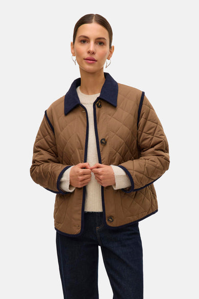 Manteau court brun de Vero Moda, avec un motif de carreaux brodé, col et manchettes bleu marine.