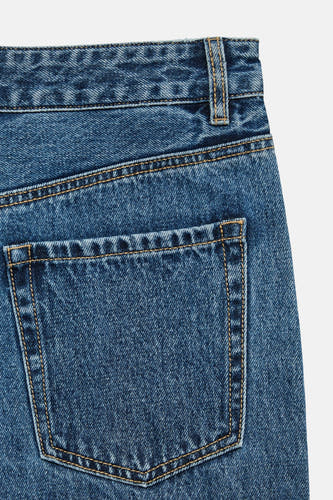 Jean en denim bleu marine spécial fit de Vero Moda, avec un poche arrière et une boucle de ceinture, gros plan.