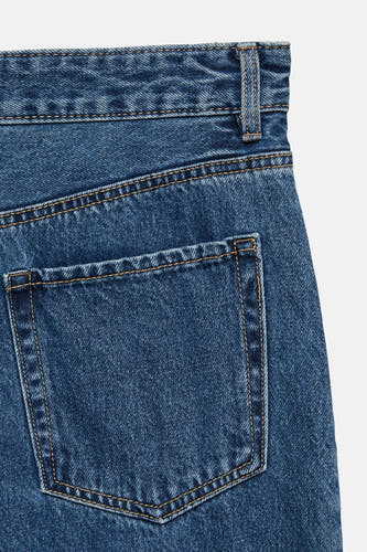 Jean en denim bleu moyen spécial ajusté de Vero Moda, coupé près du corps avec détail de poche arrière et ceinture.
