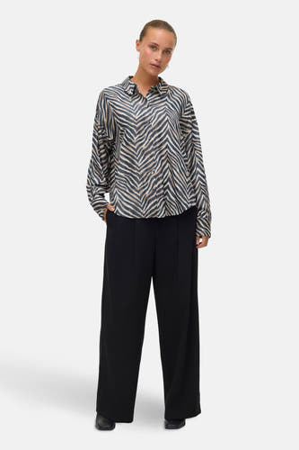 Meerkleurig overhemd met lange mouwen van Vero Moda, met een zebraprint en gedragen met een zwarte pantalon.