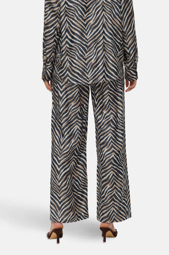 Multikleurige broek van VERO MODA, met zebraprint, wijde pijpen en gecombineerd met bijpassende blouse.
