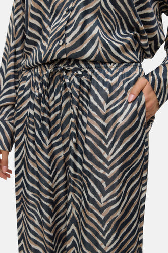 Pantalon multicolore de VERO MODA® avec imprimé zèbre, ceinture à la taille et poche poitrine.