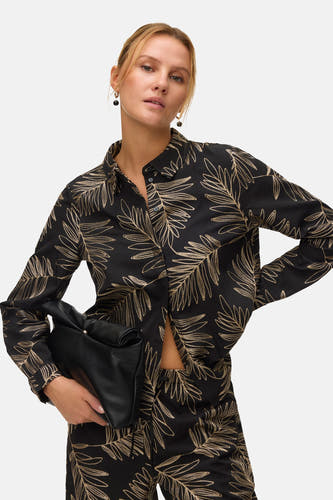 Chemise noire à manches longues de VERO MODA®, avec un motif de feuille en or et une pantalon coordonné.