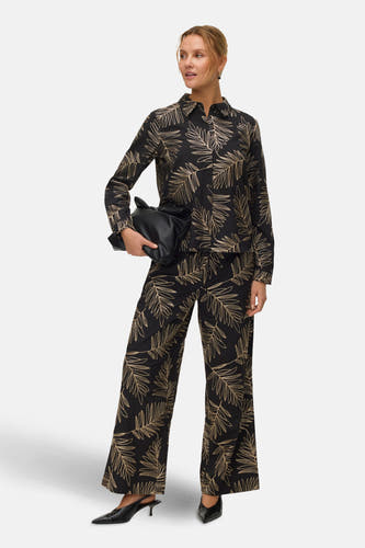 Pantalon noir de VERO MODA® avec motif de feuille de palmier doré, coupe décontractée et jambes larges.