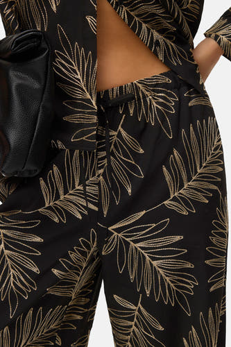 Pantalon noir de Vero Moda, avec imprimé de feuilles d'or et cordon à la taille, cropped.