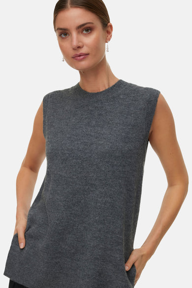 Débardeur gris VERO MODA, avec une fine texture et un col rond, porté avec des boucles d'oreilles argentées.