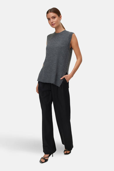 T-shirt gris Vero Moda avec des détails raw-edge, associé à un pantalon noir et des bottes.