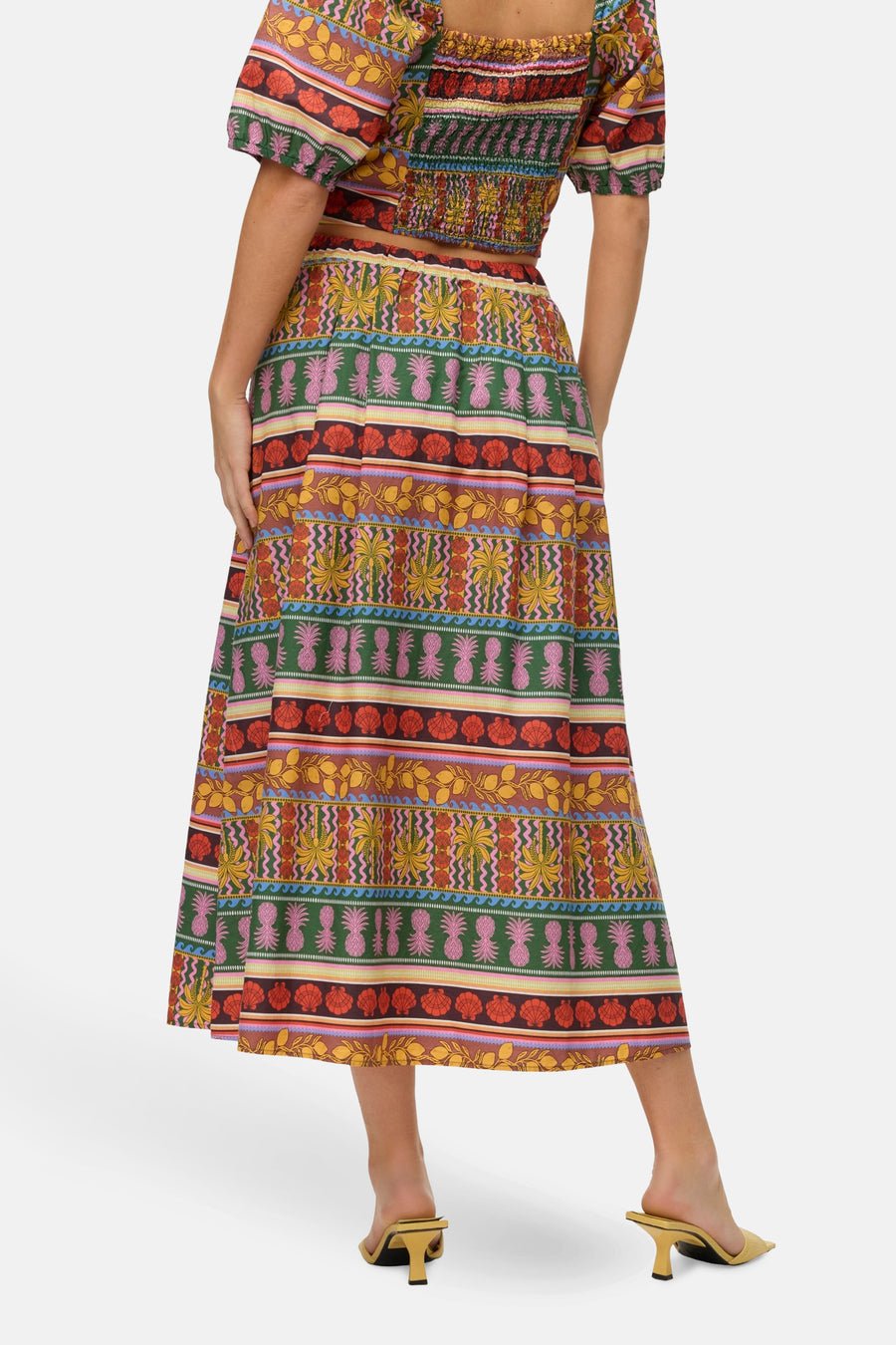 Meerkleurige lange rok van VERO MODA, met een tropisch geïnspireerd patroon, gecombineerd met een bijpassende top.
