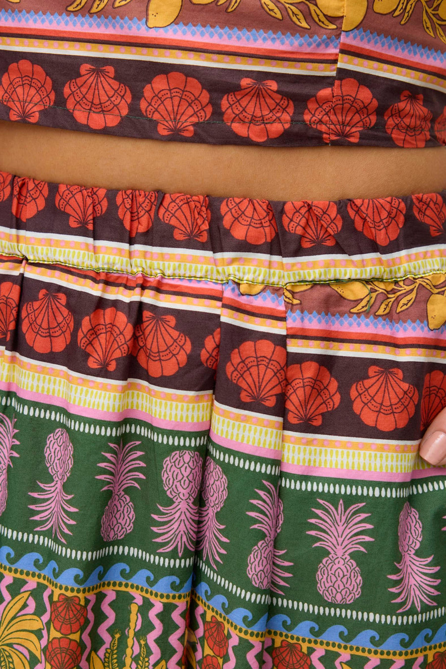 Multikleurige lange rok van Vero Moda, met een tropische print van schelpen en ananassen.
