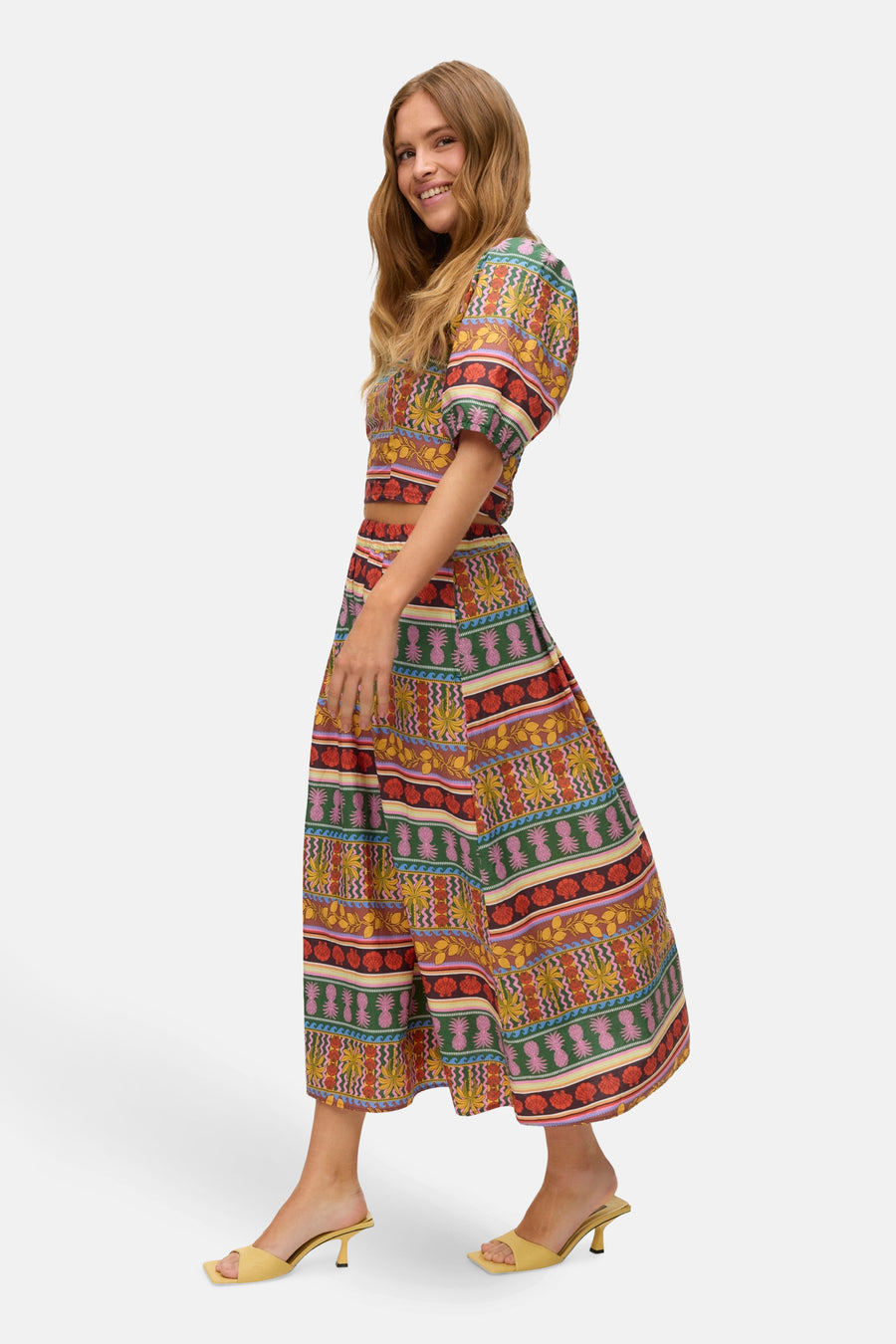 Robe multicolore longue de VERO MODA avec un motif inspiré des tropiques et des sandales jaunes assorties.