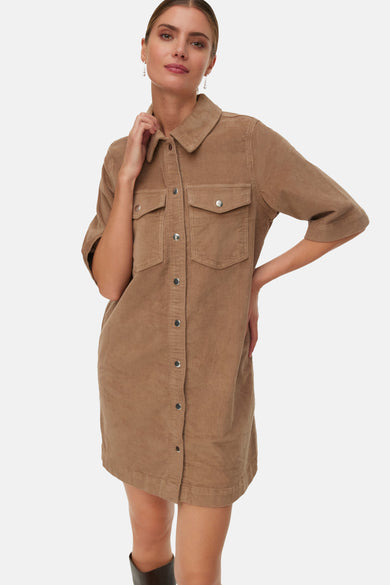 Manteau beige à manches courtes de Vero Moda, avec des boutons, des poches et une texture en tricot côtelé.