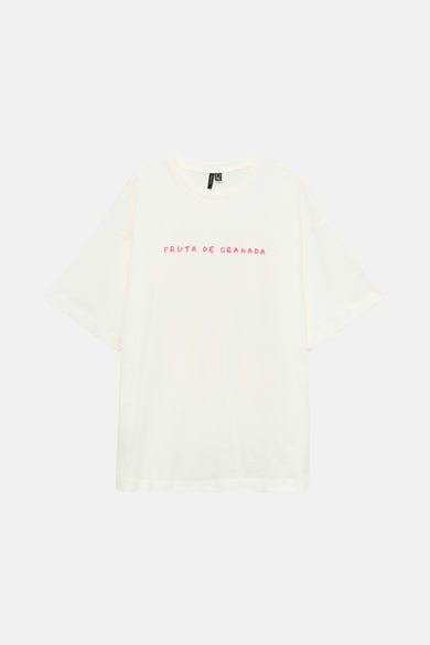 T-shirt écru à manches courtes de Vero Moda, avec une impression d'pignons et le texte "Fruta de Granada".