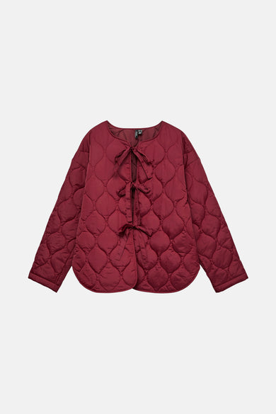 Manteau court rouge de VERO MODA avec des détails à carreaux et un motif de capuche en fausse fourrure.