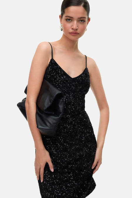 Jupe sans manches noire de VERO MODA® avec des bretelles spaghetti et des paillettes, vue de l'arrière.