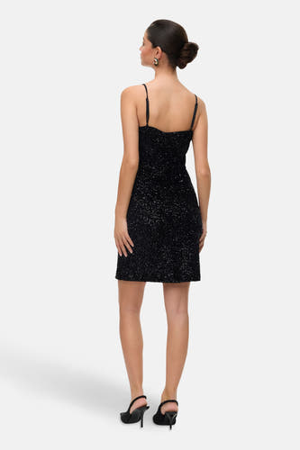 Zwarte mouwloze jurk van VERO MODA® met spaghettibandjes en glitters, gezien vanaf de achterkant.
