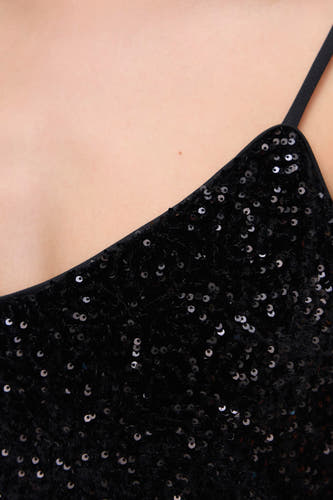 Robe sans manches noire de Vero Moda, avec paillettes et fines bretelles.