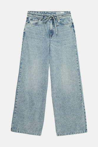 Jean large en denim bleu clair de VERO MODA, avec poche arrière et passant pour ceinture.