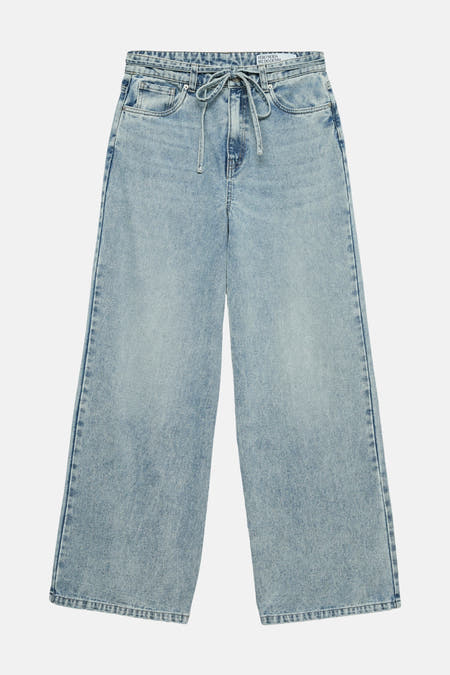 Jean large en denim bleu clair de VERO MODA, avec poche arrière et passant pour ceinture.
