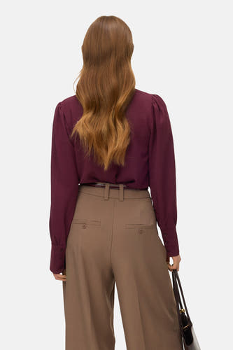 Blouse Bordeaux avec longues manches de VERO MODA, combinée avec un pantalon marron.