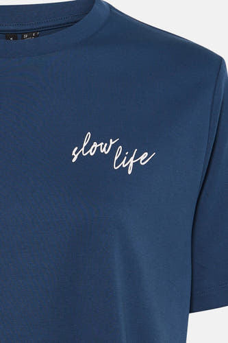 T-shirt bleu à manches courtes de VERO MODA® avec inscription blanche "slow life" sur la poitrine.