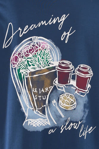T-shirt à manches courtes bleu de VERO MODA® avec un imprimé panier de fleurs, café et une part de gâteau.