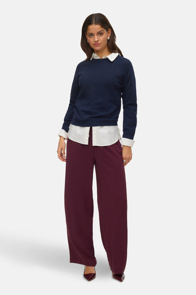 Bordeaux broek van VERO MODA, met wijde pijpen en gecombineerd met een witte blouse en bijpassende hakken.
