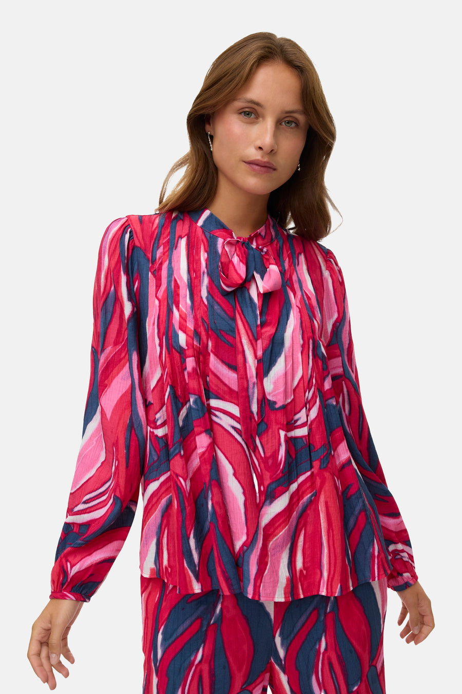 Multicolour blouse met lange mouwen van VERO MODA, met een abstract patroon en een strikdetail bij de halslijn.