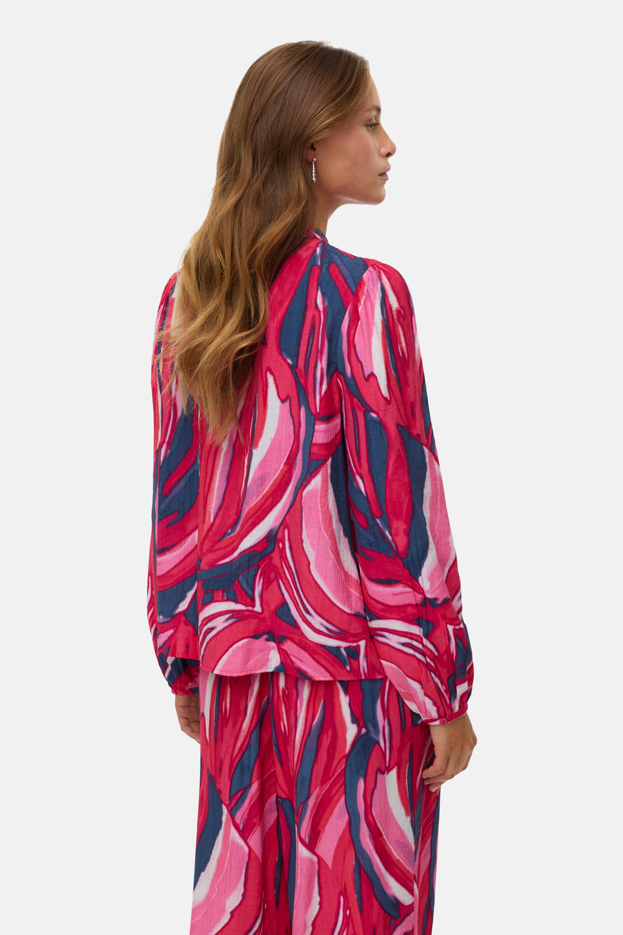 Multicolor blouse met lange mouwen van VERO MODA, met een abstract bladmotief en lange mouwen, gezien van achteren.
