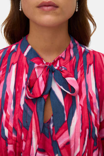 Multikleurige blouse met lange mouwen van Vero Moda, met een abstract patroon en strikdetail bij de hals.